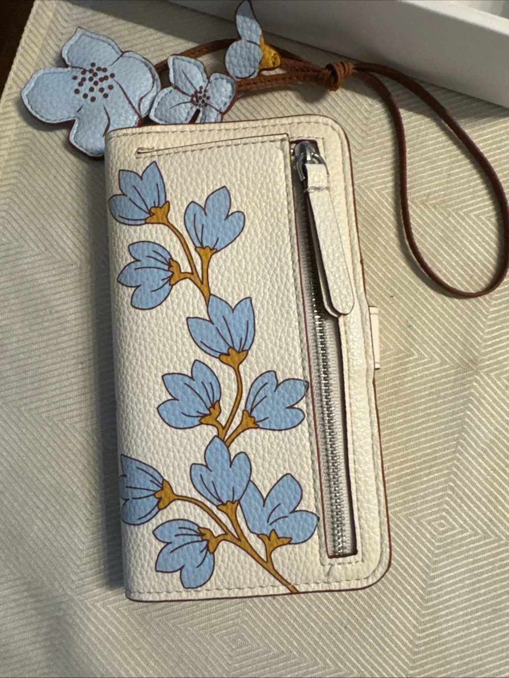 Vera Bradley essential Wallet with Blue Floral charm in pawpaw flower - Picture 6 of 7